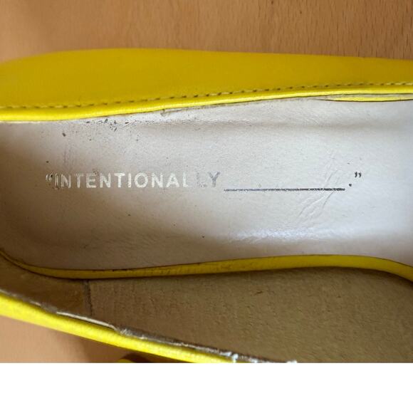Intentionally Blank Monaco Pump in Canary Yellow Size 37 / US 7 - Picture 4 of 6